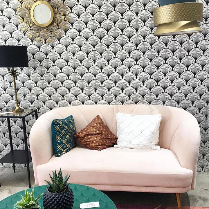 Canapé rose s'insérant parfaitement dans salon décor motif Seigaiha Noir